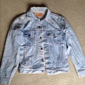 Light blue Levi's denim jacket